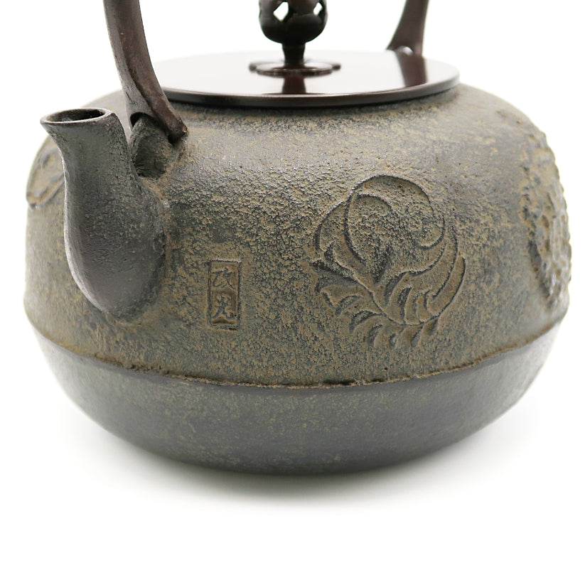 Hanamaru chrysanthemum crest iron kettle by Masamitsu
