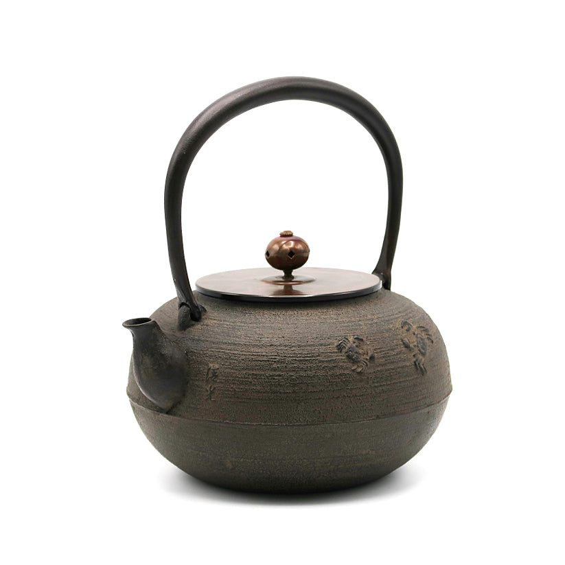 Flat round crab iron kettle made by Kiyomitsu