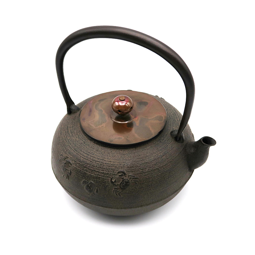 Flat round crab iron kettle made by Kiyomitsu