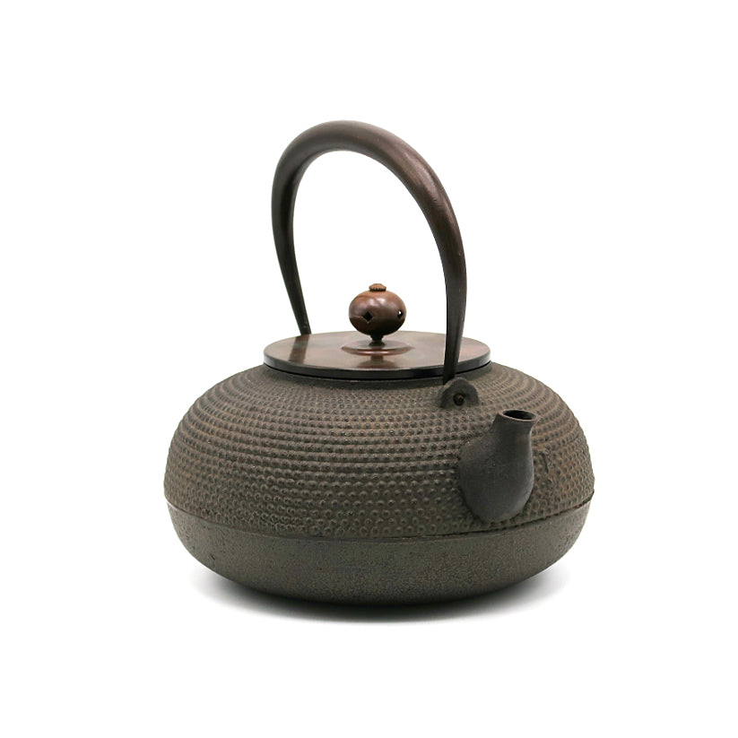 Flat round iron kettle made by Kiyomitsu