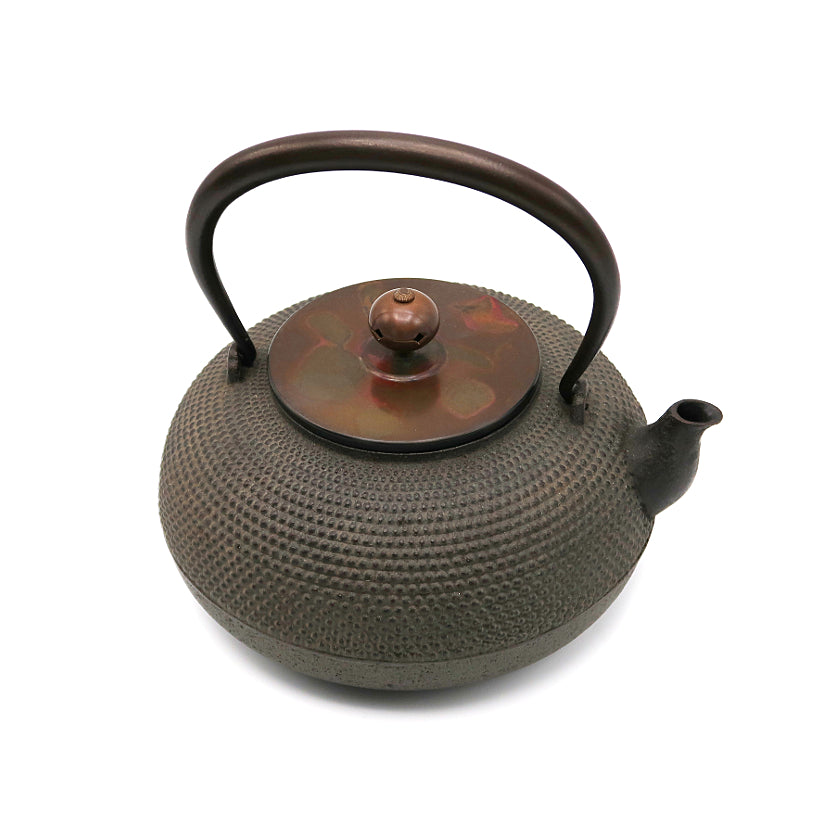 Flat round iron kettle made by Kiyomitsu