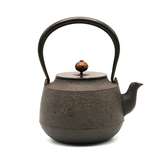 Old pine iron kettle made by Kiyomitsu