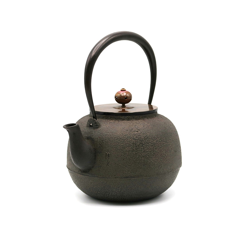Round iron kettle by Kiyomitsu